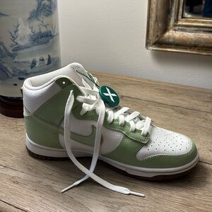 Nike Dunk High Retro SE. New with box and tags. Men’s  8.5.